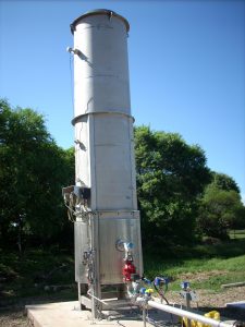 Antorcha, Sta. Cruz de la Sierra, Bolivia. Suministro, montaje y puesta en marcha de un sistema de extracción y combustión de biogás para una segunda planta de eliminación de biogás procedente de lodos industriales. MDL. Instalación con antorcha de alta temperatura de 1.000 Nm3/h, dos centrales de impulsión con doble soplante y elementos auxiliares.