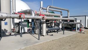 Conducciones de biogás. Instalaciones de tratamiento (desulfuración, secado, eliminación de siloxanos), almacenamiento e impulsión del biogás captado en las celdas del vertedero controlado de Las Dehesas (Madrid) para su valorización en grupos generadores (2 MWe). Caudal de trabajo: 2.500 Nmᶾ/h.