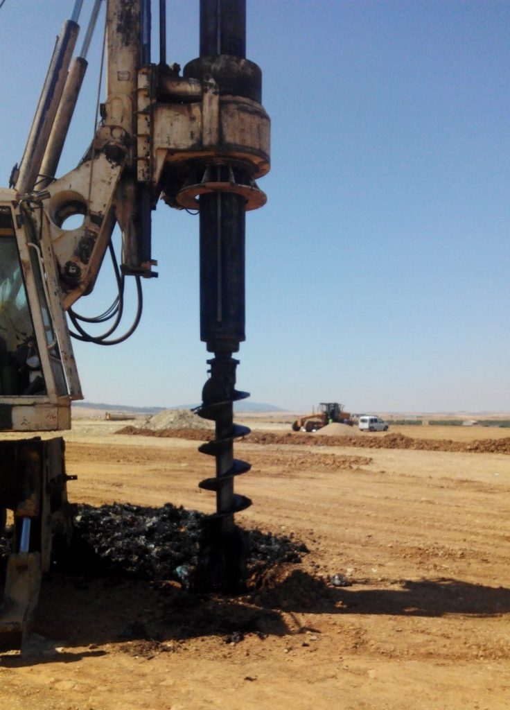 redes de captación en vertederos Desde la captación y transporte del biogás hasta las instalaciones centrales de valorización y combustión. Sondeos y posterior equipamiento en pozos de combustión, montaje de tuberías y colectores PEAD (aéreos o enterrados), instalación de ERM intermedias, colocación de purgas de condensado